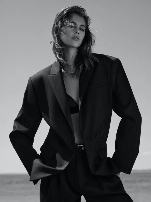 Кайя Гербер и Zara вместе разработали капсулу, вдохновленную 90-ми
