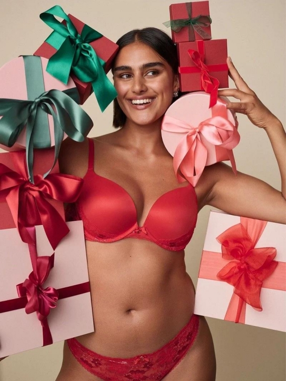 Белла Хадид снялась в рождественской кампании Victoria's Secret