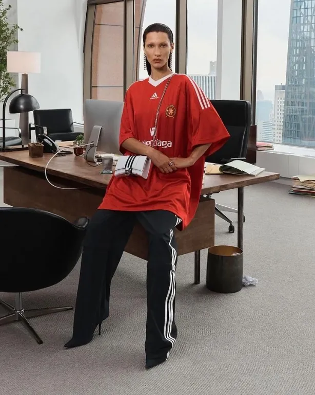 Изабель Юппер и Белла Хадид снялись в кампании Balenciaga x Adidas Изабель Юппер и Белла Хадид снялись в кампании Balenciaga x Adidas