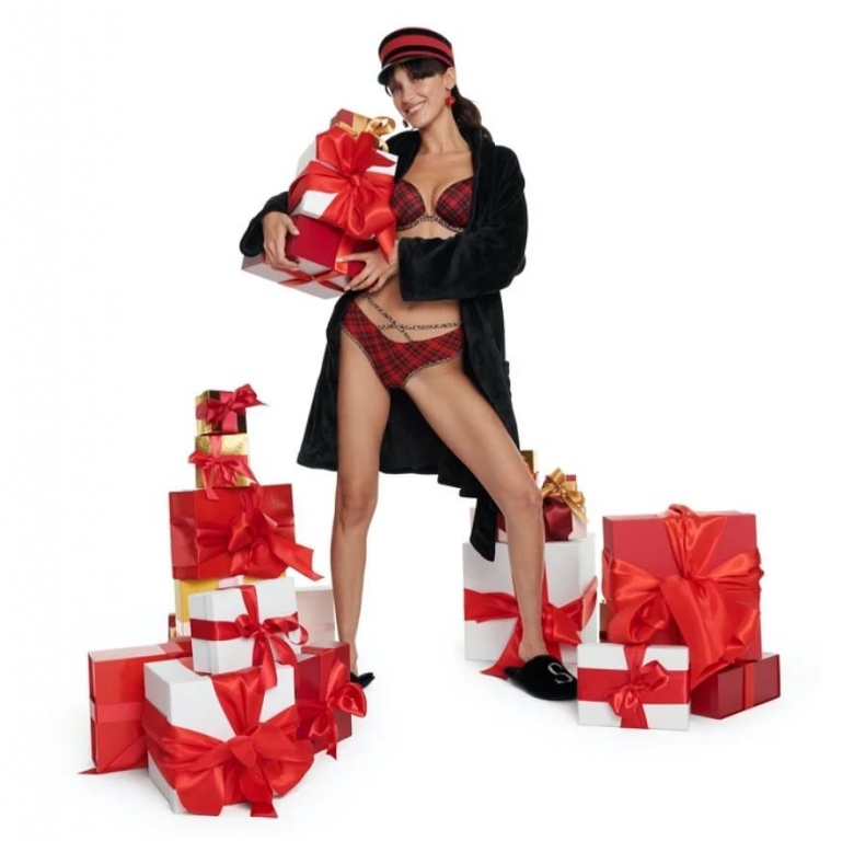 Белла Хадид снялась в рождественской кампании Victoria's Secret