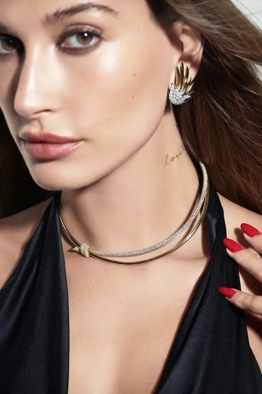 Хейли Бибер стала лицом праздничной кампании Tiffany & Co