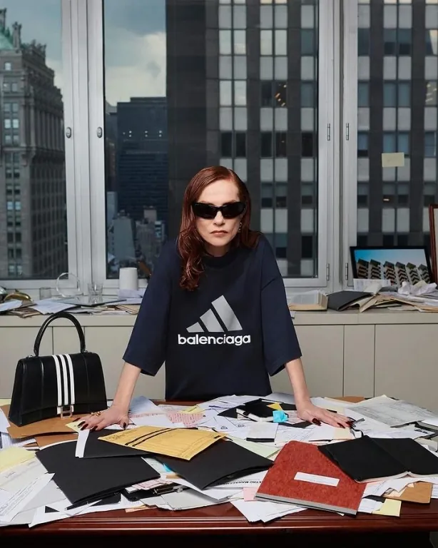 Изабель Юппер и Белла Хадид снялись в кампании Balenciaga x Adidas Изабель Юппер и Белла Хадид снялись в кампании Balenciaga x Adidas