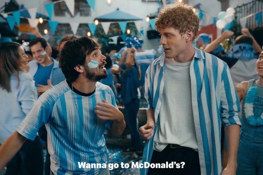 Звезда Теда Лассо Джейсон Судейкис, звезды соцсетей и K-pop группа в кампании McDonald's в честь ЧМ-2022