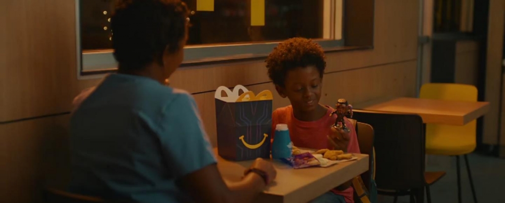 В ролике McDonald's дети увлечены новой игрушкой-героем из Ваканды