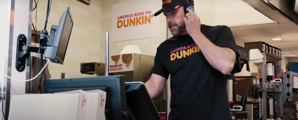 Бен Аффлек принимал заказы посетителей в Dunkin’ Donuts, среди которых была Дженнифер Лопес