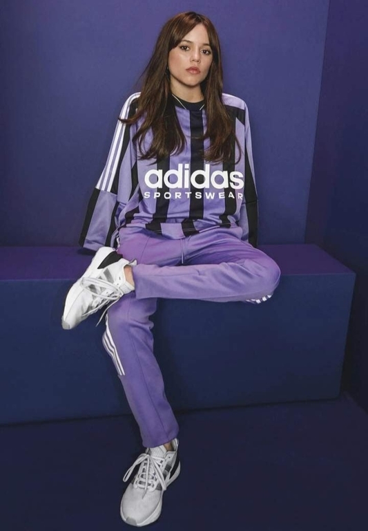 Звезда сериала "Венздей" стала послом бренда Adidas