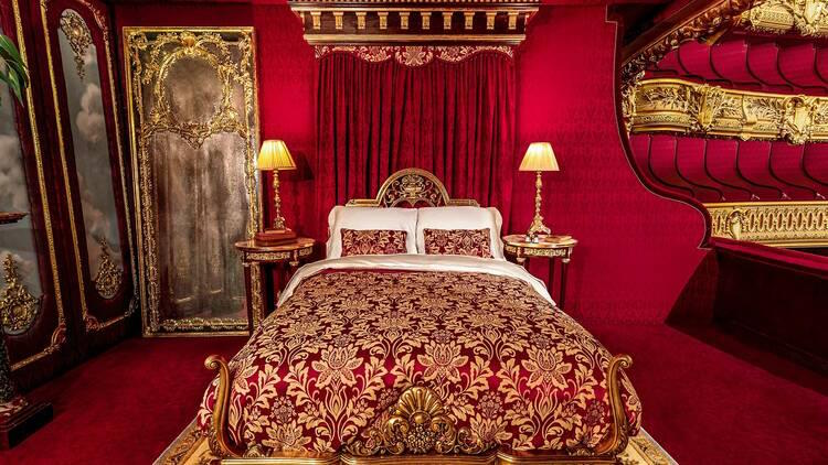 Пользователи Airbnb смогут провести ночь во дворце Гарнье в стиле «Призрака оперы»