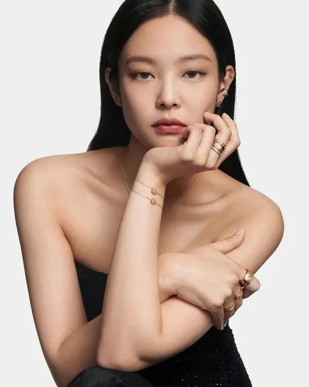 Chanel показал новую кампанию ювелирной серии Coco Crush Chanel показал новую кампанию ювелирной серии Coco Crush