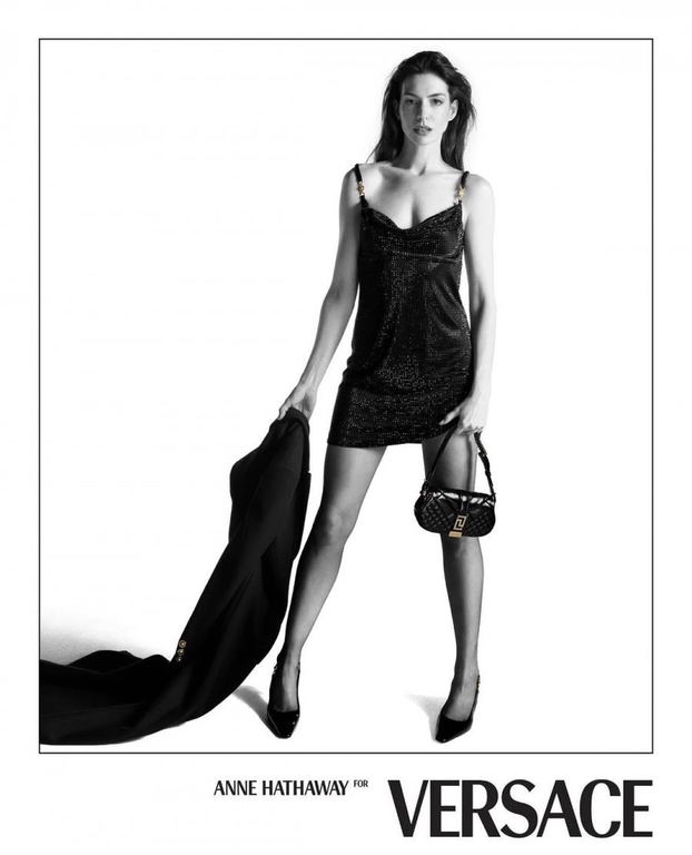 Энн Хэтэуэй снялась в новой кампании Versace
