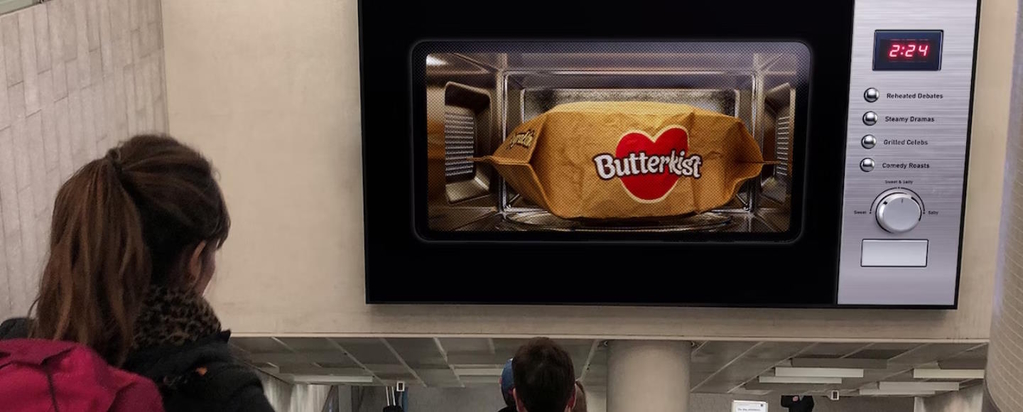 Бренд попкорна превратил билборды в гигантские микроволновки.