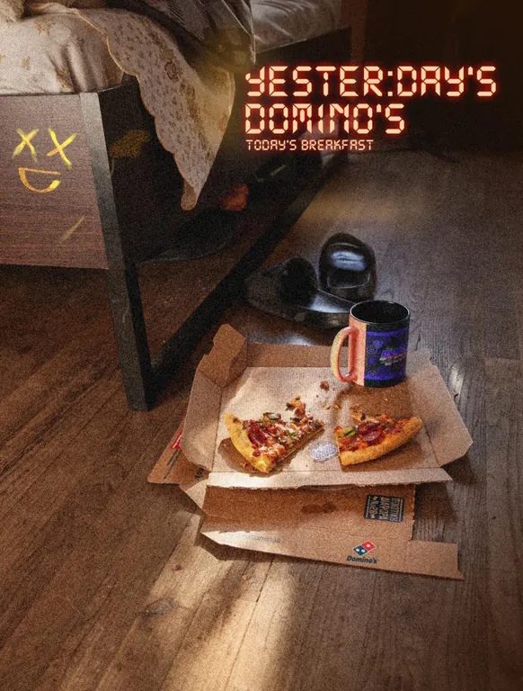 Постеры Domino's подтвердили, что вчерашняя пицца становится сегодняшним завтраком.