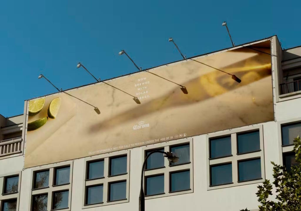 Corona создала солнечные билборды с посланием к клиентам
