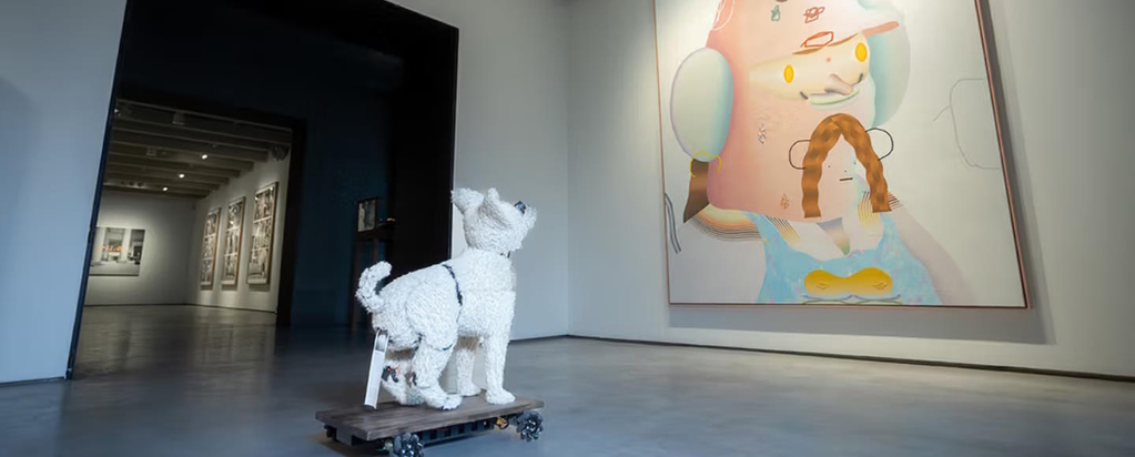 В Мадриде создали собаку-критика, которая «опорожняется» на произведения искусства