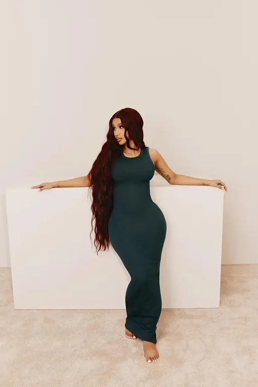Cardi B снялась в рекламной кампании бренда Ким Кардашьян Skims Cardi B снялась в рекламной кампании бренда Ким Кардашьян Skims