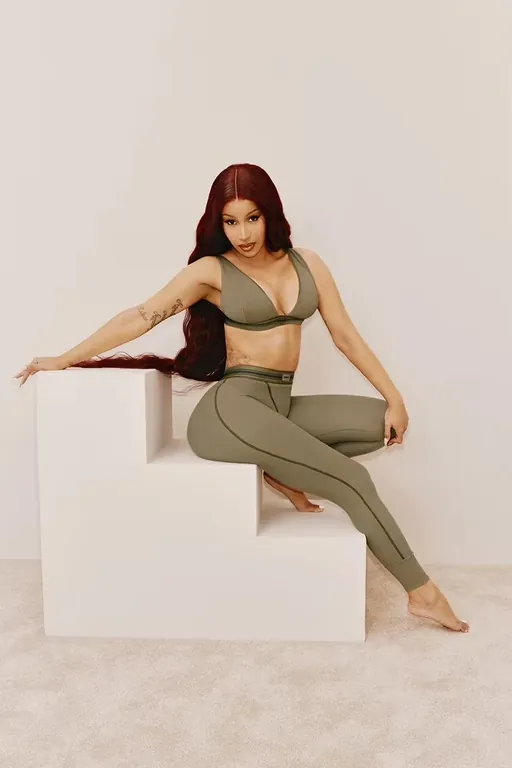 Cardi B снялась в рекламной кампании бренда Ким Кардашьян Skims Cardi B снялась в рекламной кампании бренда Ким Кардашьян Skims
