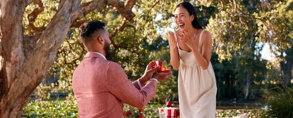 KFC устроит свадьбу тем, кто сделает предложение с помощью лукового кольца