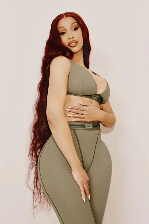 Cardi B снялась в рекламной кампании бренда Ким Кардашьян Skims Cardi B снялась в рекламной кампании бренда Ким Кардашьян Skims