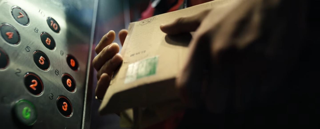 Ролик показал связь рук почтальонов с руками клиентов