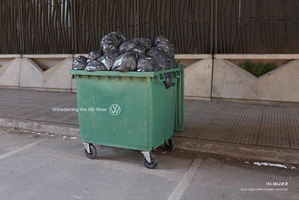 Volkswagen разместил на улицах мусорные баки со своим брендингом