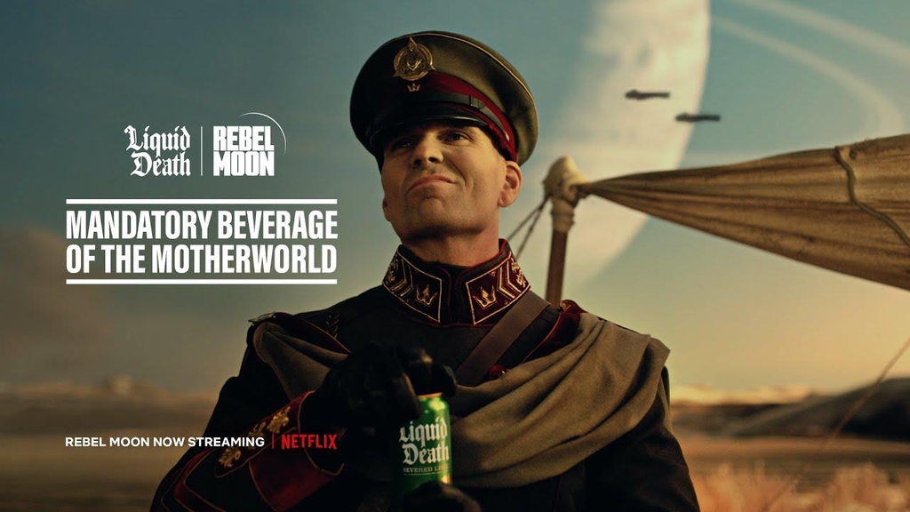 Компания Liquid Death выпустила рекламный ролик с персонажами из фильма “Мятежная луна” от Netflix.