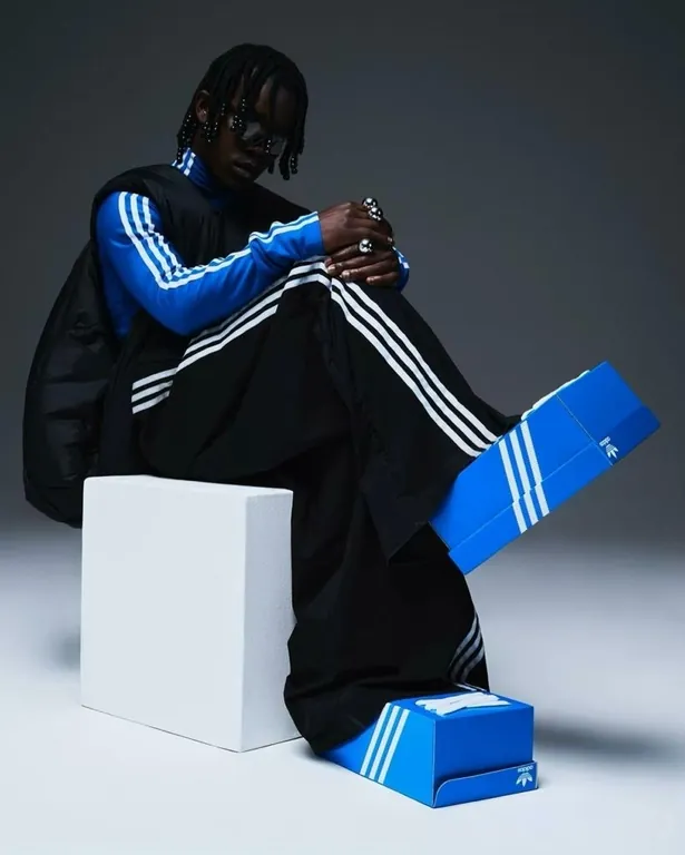 Adidas представил кроссовки в виде коробки для обуви Adidas представил кроссовки в виде коробки для обуви