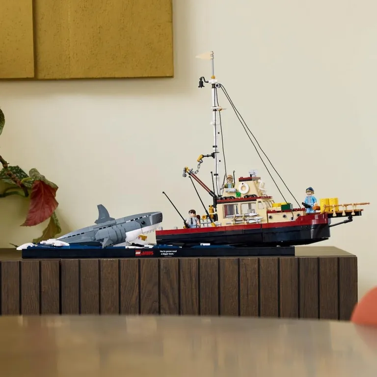 LEGO воспроизвел кадры триллера «Челюсти» с помощью деталей конструктора LEGO воспроизвел кадры триллера «Челюсти» с помощью деталей конструктора