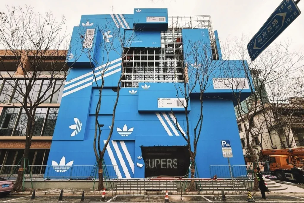 adidas превратил здание в Шанхае в кучу синих коробок для обуви adidas превратил здание в Шанхае в кучу синих коробок для обуви