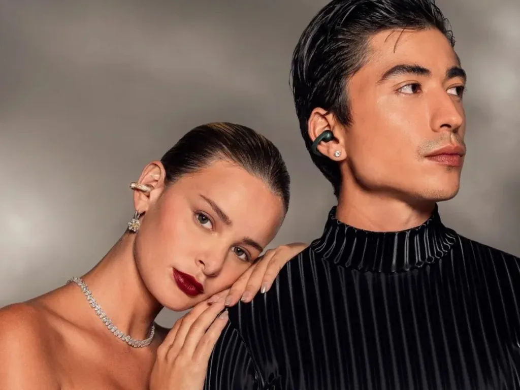 Motorola x Swarovski: беспроводные наушники как ювелирное украшение Motorola x Swarovski: беспроводные наушники как ювелирное украшение