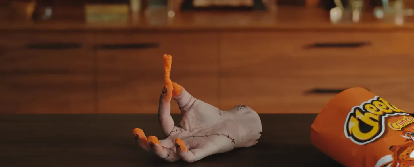 "Вещь" из "Венздей" стала неожиданным амбассадором Cheetos