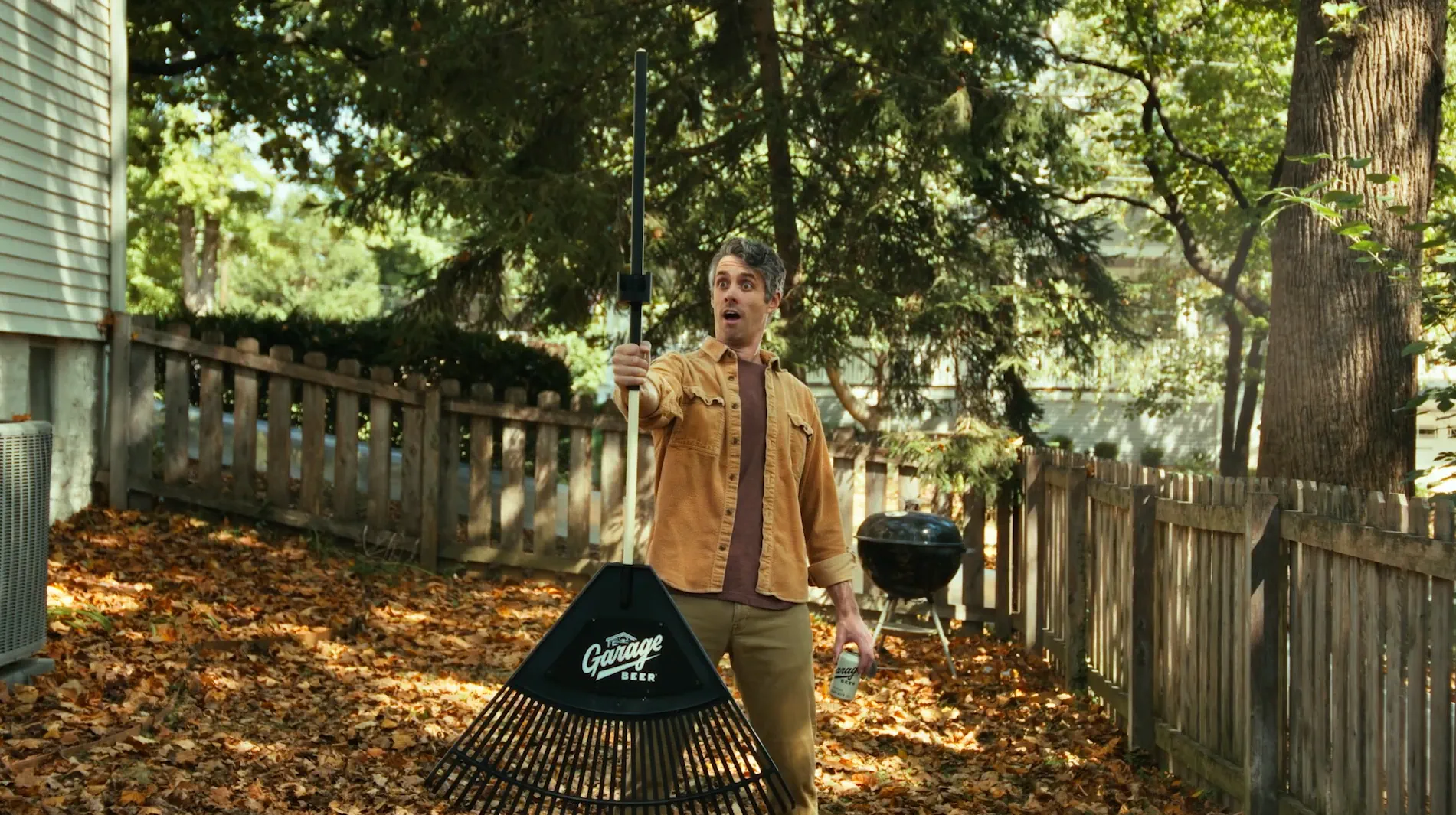 Гениальное изобретение для осени: грабли с держателем для пива от Garage Beer Гениальное изобретение для осени: грабли с держателем для пива от Garage Beer