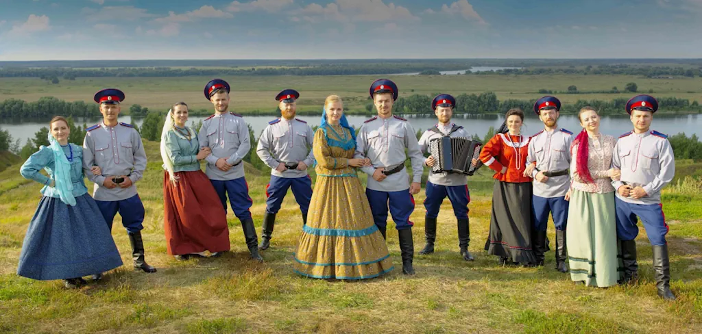 Казачьи песни в исполнении хоров: когда фольклор превращается в живую сцену